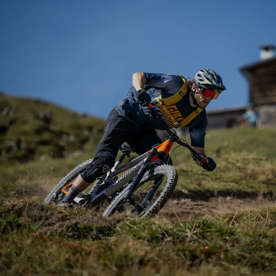 Fahrer auf einem MTB Fully in einem Anlieger
