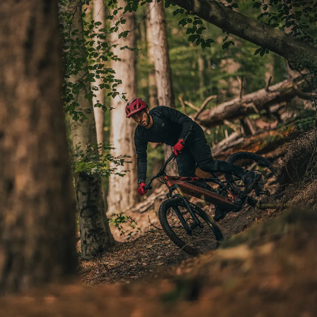 E-MTB Enduro Fahrer im Wald 