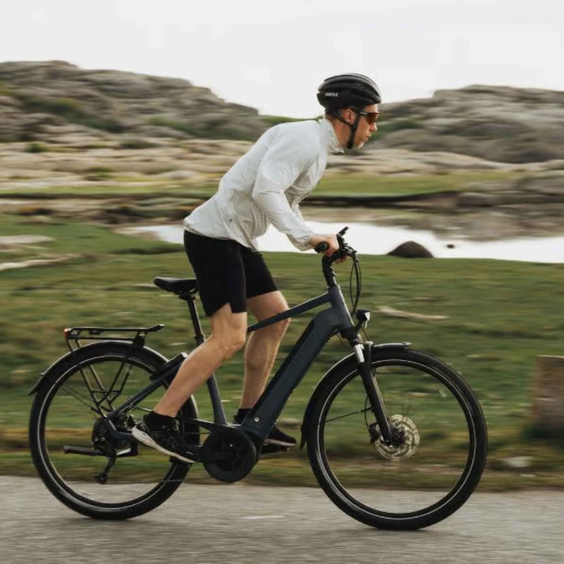Mann fährt sportlich auf Kalkhoff-E-Bike durch felsige Naturkulisse.