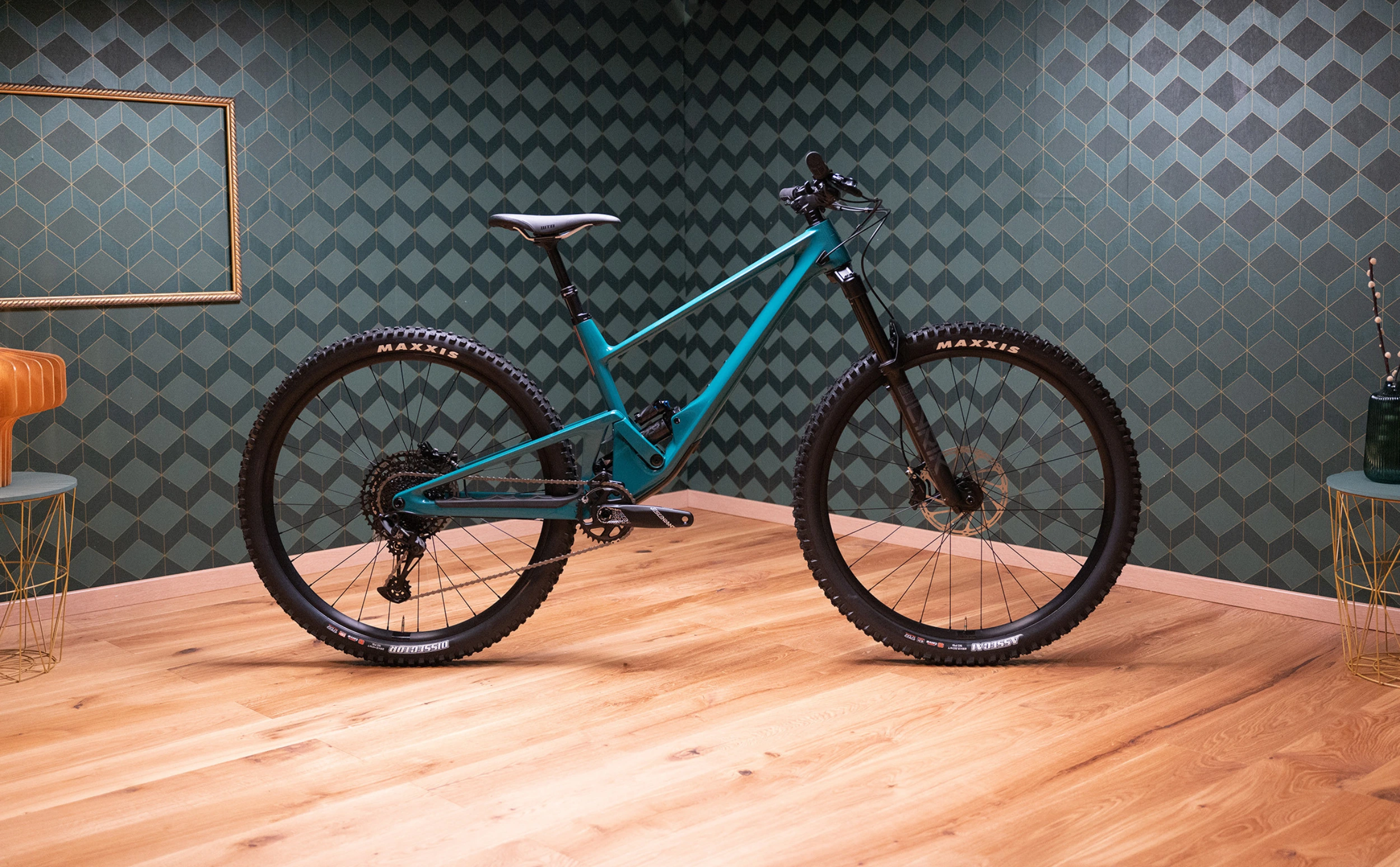 SCOR 4060 ST Carbon NX Frameset Fox Float X2 Factory Herbie Flip Studio Foto grüne Tapete