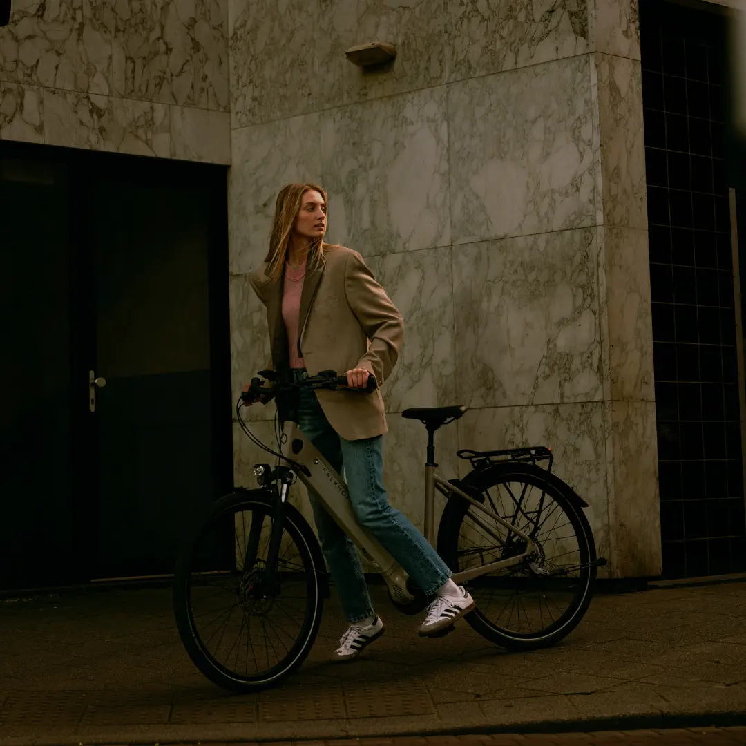 Dame auf einem E-Bike mit IndustrieStyle Hintergrund