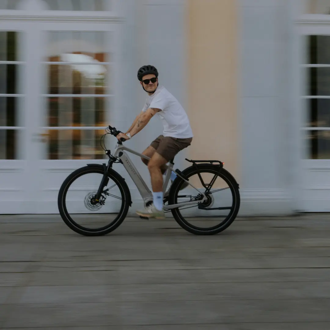 Mann auf einem Kalkhoff E-Bike 