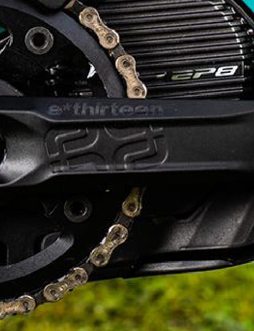 Detailansicht eines Shimano EP8 Motors mit sichtbarer Kühlrippenstruktur.