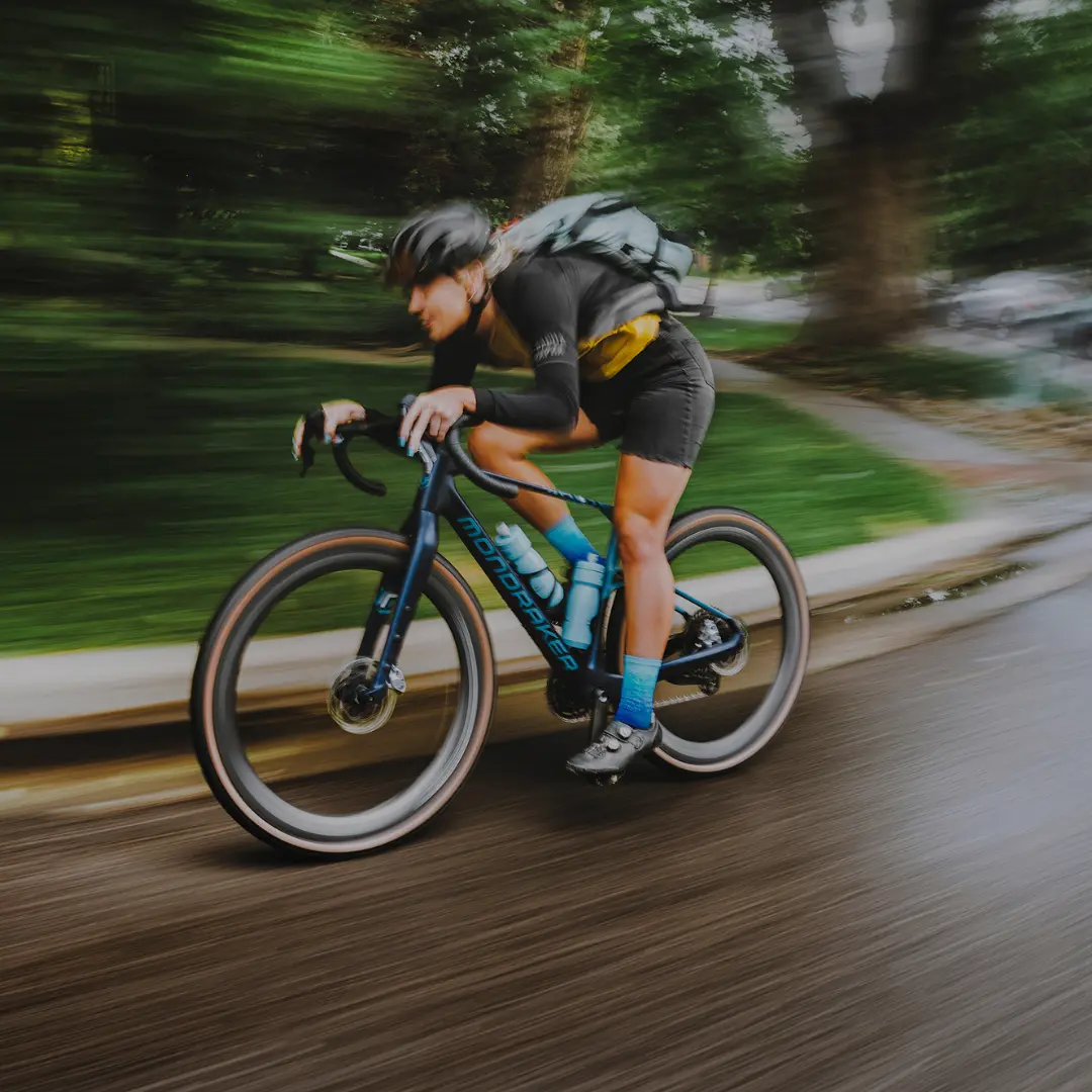Frau auf einem Gravel Bike auf der Straße