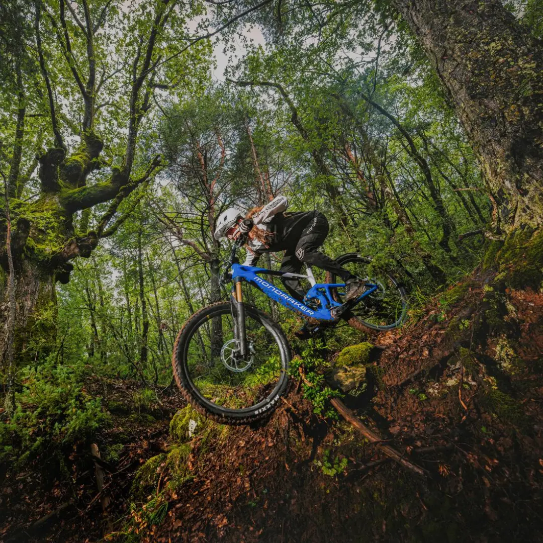 Mann auf einem Light E-MTB auf einer Steilabfahrt